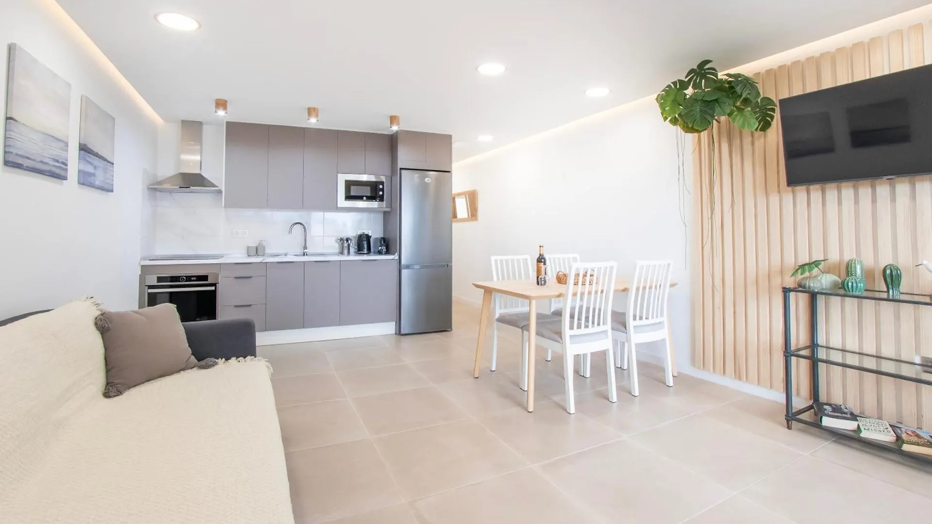 Newly Renovated, Luxurious Apartment With A Heated Pool, 259 Σαν Μιγκέλ ντε Αμπόνα
