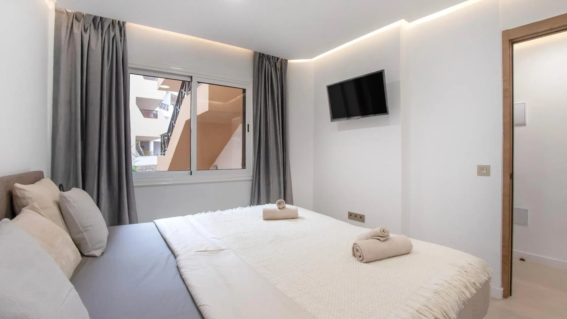 Newly Renovated, Luxurious Apartment With A Heated Pool, 259 Σαν Μιγκέλ ντε Αμπόνα